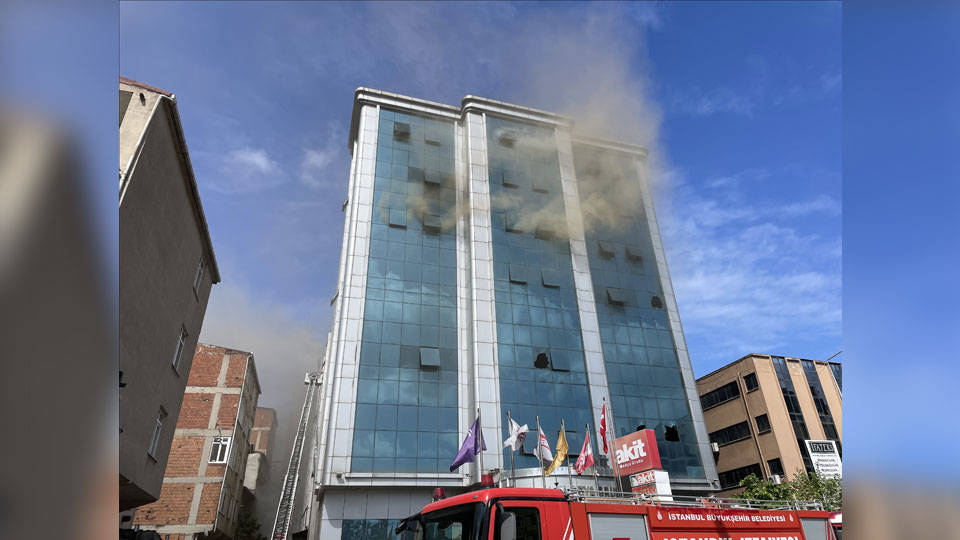Yeni Akit'in de bulunduğu binada yangın: İBB'den açıklama