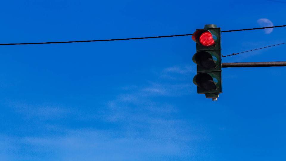Fransa trafik lambalarında yeni uygulamaya hazırlanıyor: Yayalar için turuncu ışık