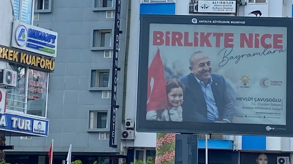 Çavuşoğlu'nun Seçim Kanunu'nu ihlal eden afişi için toplatma kararı