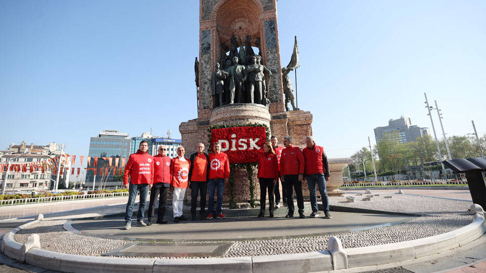 DİSK, Taksim Cumhuriyet Anıtı'na çelenk bıraktı: Yasaklı son 1 Mayıs olacak