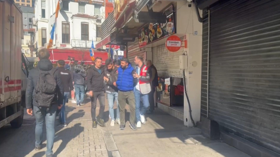 Yasaklı 1 Mayıs: Taksim'e yürümek isteyen çok sayıda kişi gözaltına alındı