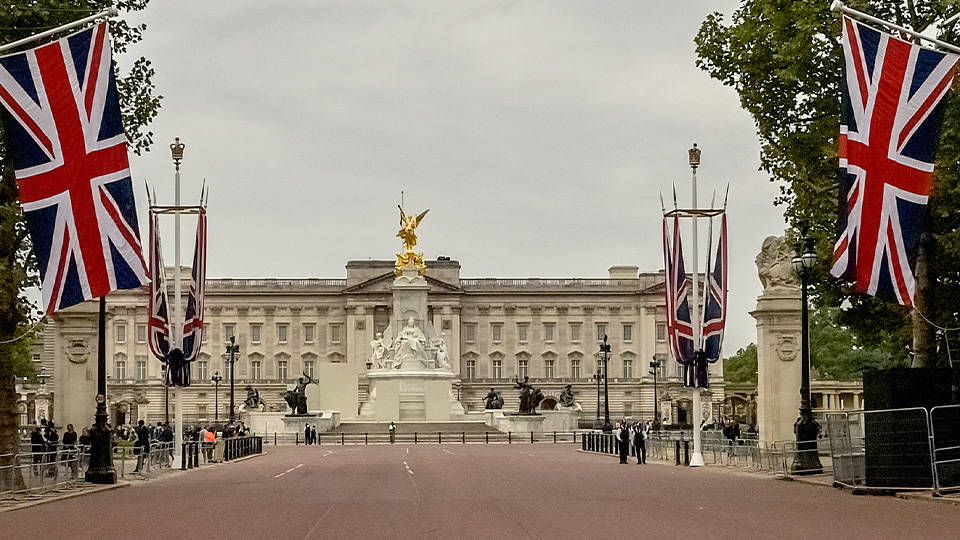 Buckingham Sarayı önünde bir kişi silahlı olduğu şüphesiyle gözaltına alındı