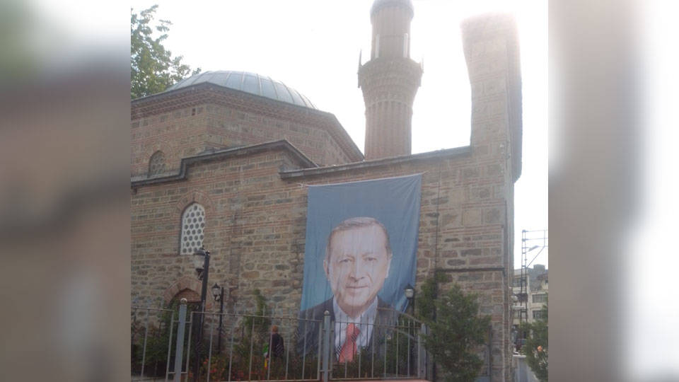 Bursa'da camiye Erdoğan fotoğrafı asıldı