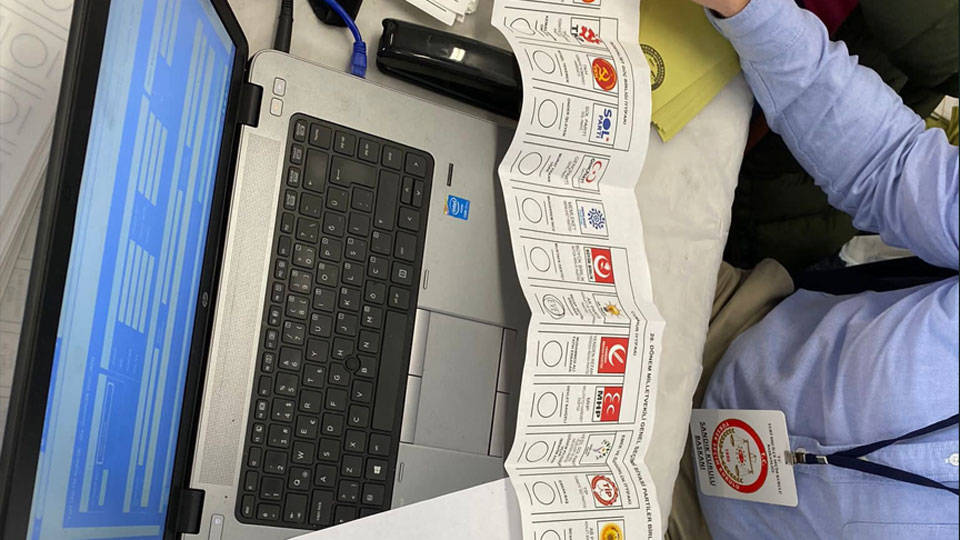 Avustralya'da seçmene verilen oy pusulasında AKP mührü çıktı!