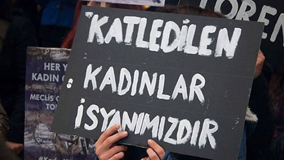 İzmir'de bir erkek evli olduğu kadını katletti