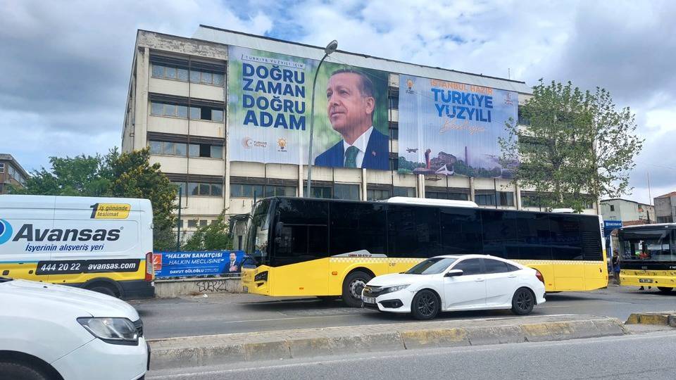 Vergi dairesine bile AKP pankartı astılar
