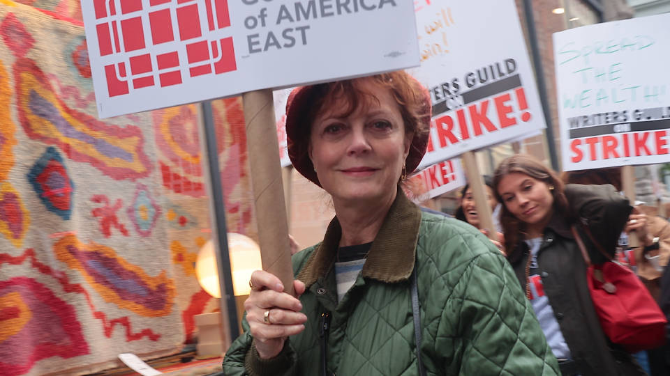 Protestoya katılan Oscar ödüllü oyuncu Susan Sarandon gözaltına alındı