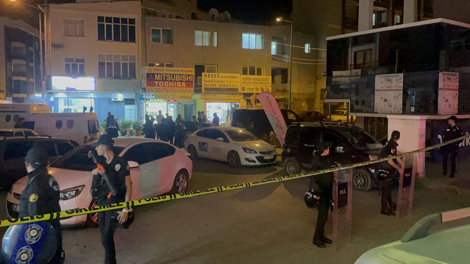 İzmir'de 5 kişinin öldüğü silahlı kavgayla ilgili 7 gözaltı
