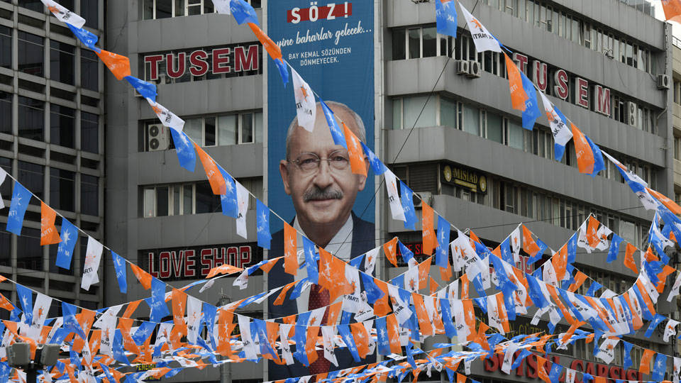 Siyasi partilerin bayrak ve pankartları toplanıyor