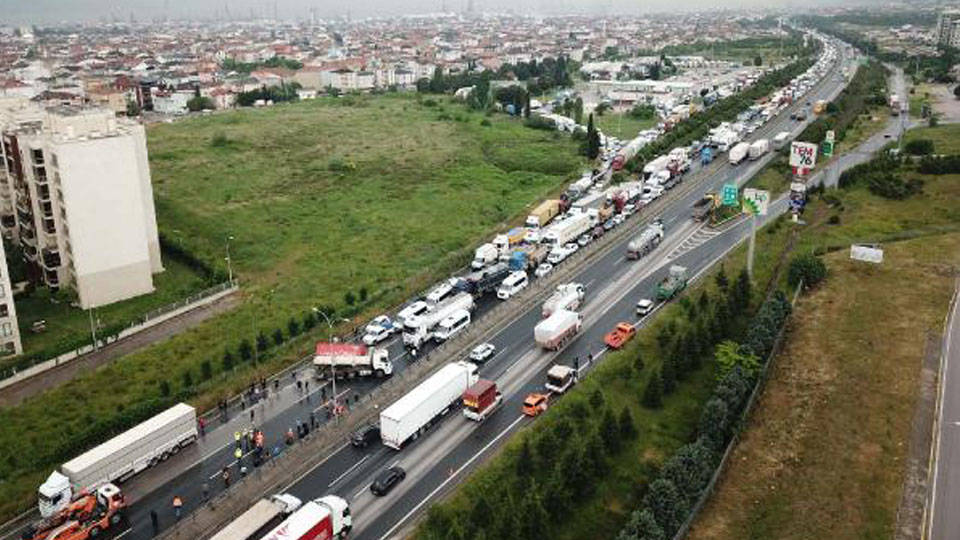 Kamyon devrilmişti: TEM Otoyolu'nun Ankara yönü ulaşıma açıldı