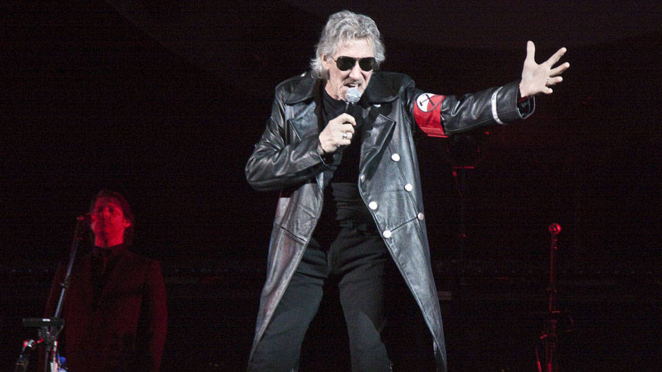 Roger Waters hakkında sahne kostümü nedeniyle soruşturma  başlatıldı