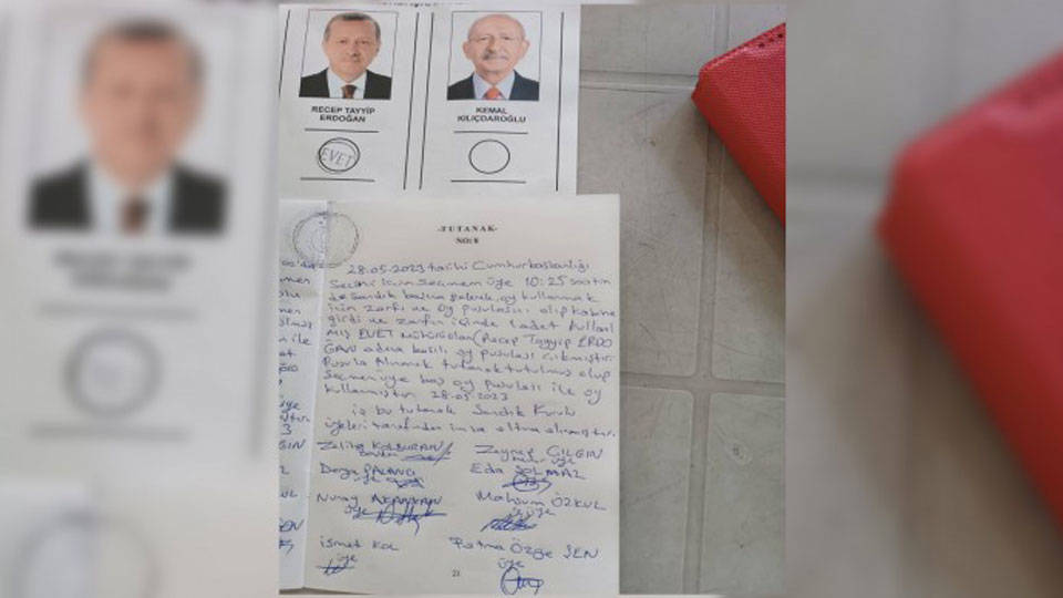 İzmir'de seçmene verilen zarfta Erdoğan mühürlü pusula çıktı