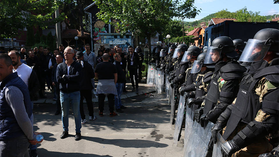 Kosova'da tehlikeli gerginlik: 75 yaralı var