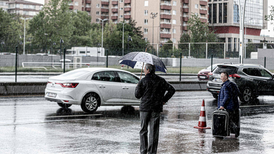 Ankara'da sağanak yağış, hayatı olumsuz etkiledi