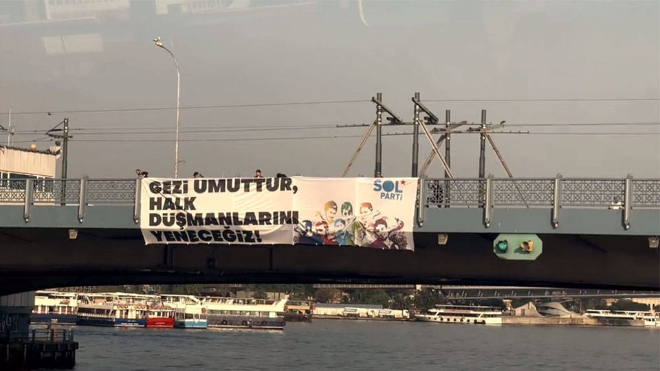 SOL Parti'den Galata Köprüsü'ne 'Gezi Direnişi' pankartı