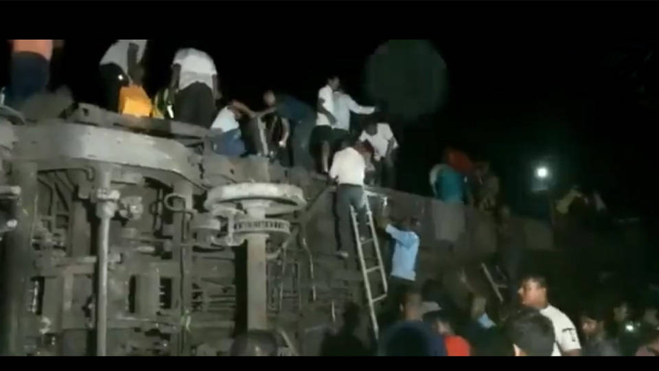 Hindistan'da tren kazası: En az 50 kişi yaşamını yitirdi