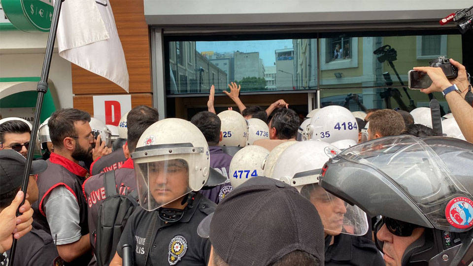 İzmir Barosu önündeki açıklamaya polis müdahalesi