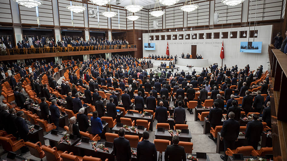 Tarihin en gerici ve sağcı Meclis’i protestoyla açıldı