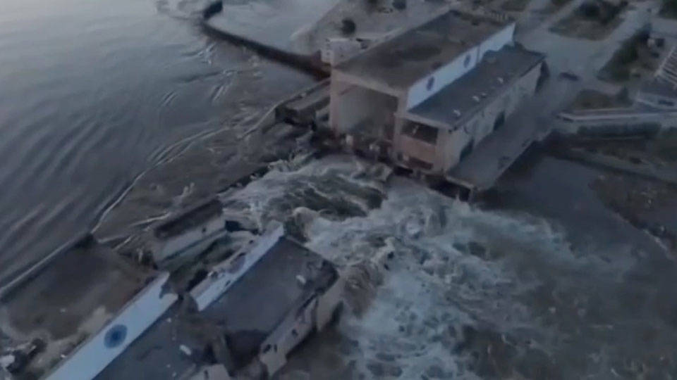 Ukrayna'da bombalanan baraj patladı, yerleşim yerleri için su baskını alarmı verildi