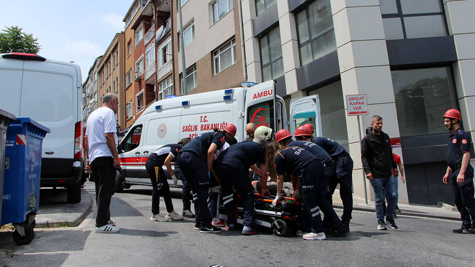 Beyoğlu'nda 3'üncü kattan düşen işçi ağır yaralandı