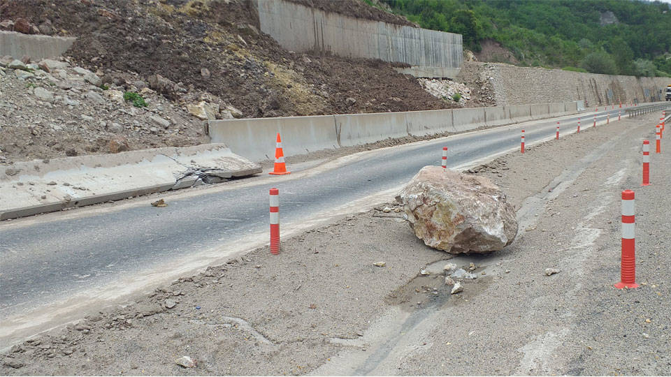 Bolu’da heyelan: Ankara-Zonguldak istikameti tek yönlü trafiğe kapatıldı