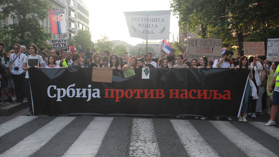 Halk sokakta: Sırbistan şiddete karşı