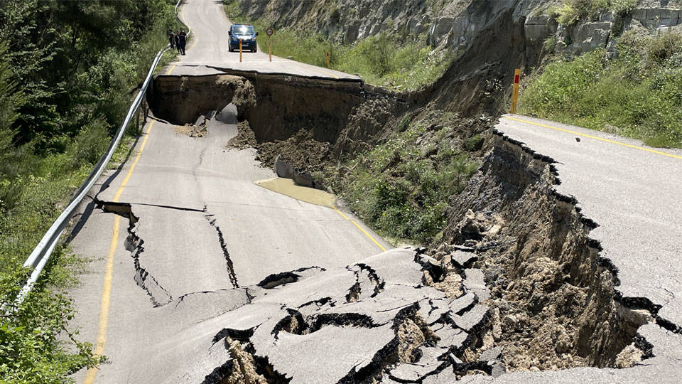 Karabük'te köy yolu, su borusunun patlaması üzerine çöktü
