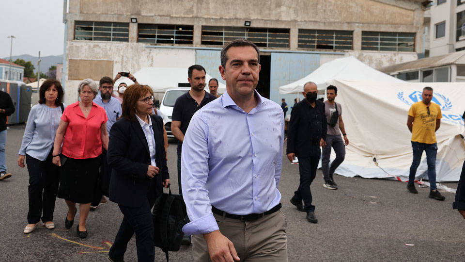 Çipras: Göçmenler, Yunan ekiplerinin tekneyi İtalya'ya itmeye çalıştığını söyledi