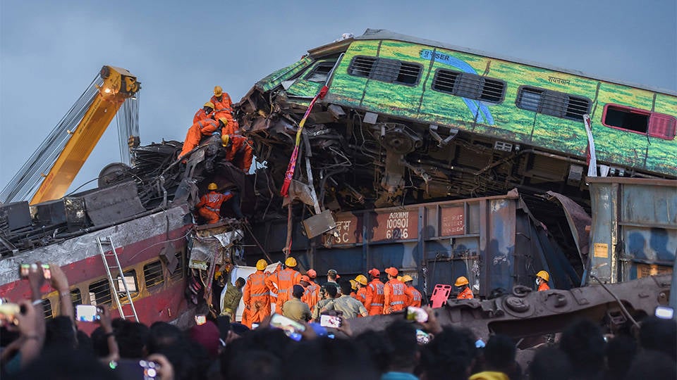 Hindistan'daki tren kazasında ölü sayısı 290'a yükseldi