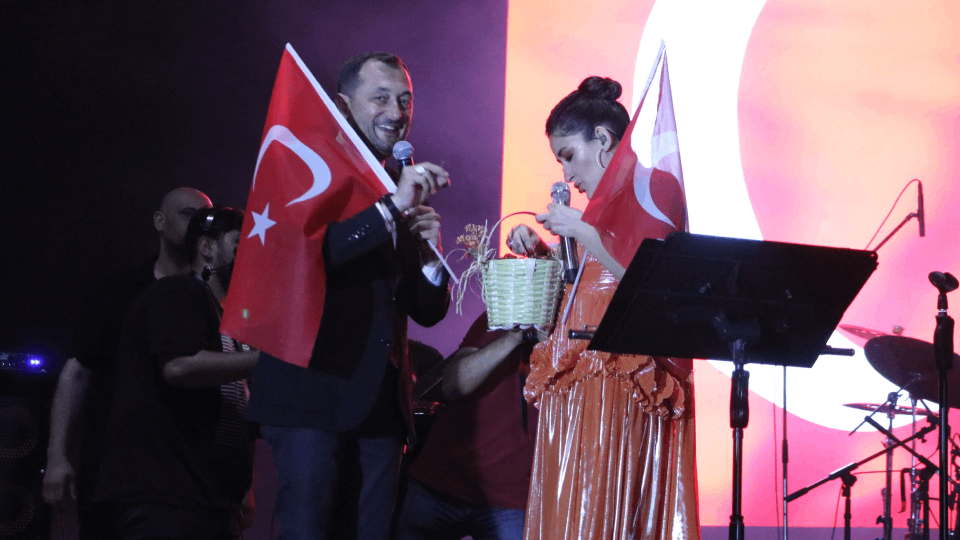 Melek Mosso konseri nedeniyle hedef alınan AKP'li belediye başkanı istifa ettiğini duyurdu