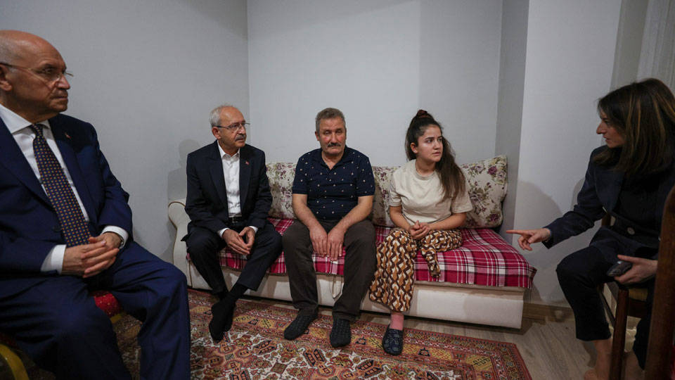 Kılıçdaroğlu, Babalar Günü'nde depremzede aileleri ziyaret etti