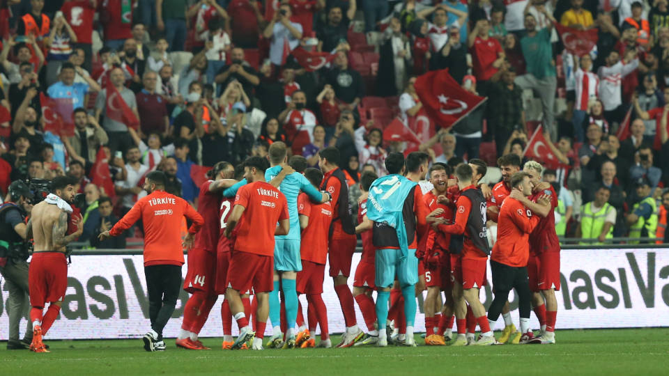 A Milli Takım, 10 kişi kalan Galler'i 2 golle mağlup etti