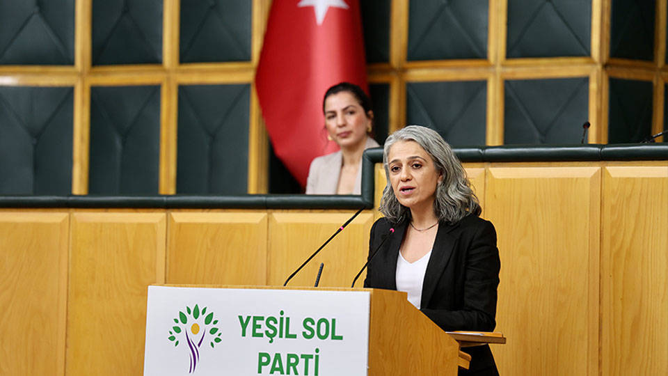 Yeşil Sol Parti'nin ilk grup toplantısında iktidara "asgari ücret' tepkisi