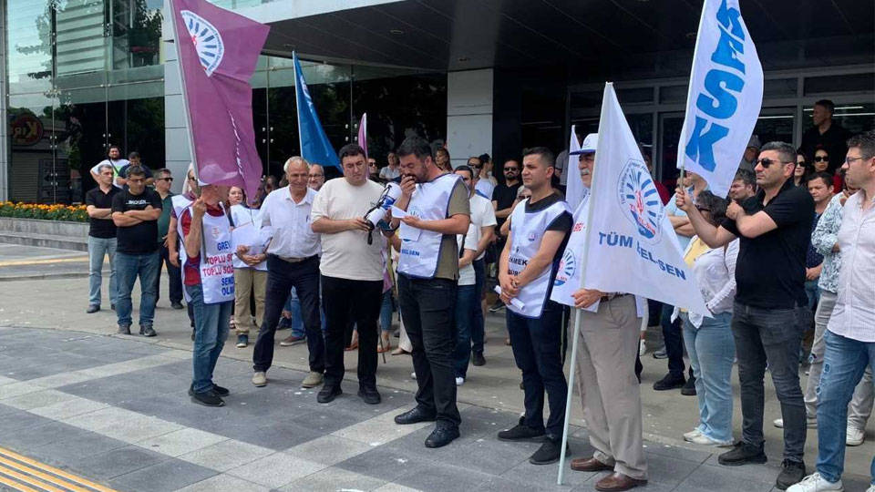 Karşıyaka Belediyesi emekçilerinden 'simitli protesto'