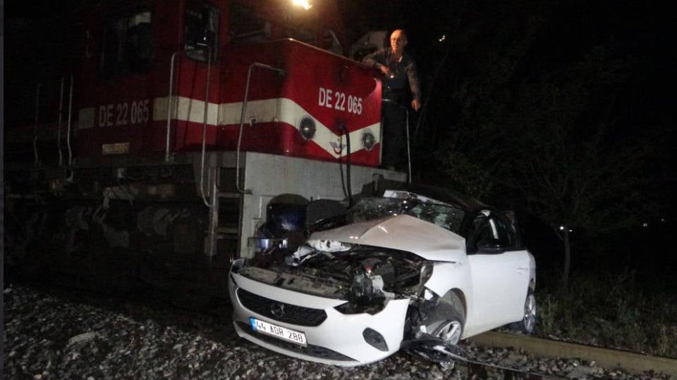 Malatya’da yolcu treni hemzemin geçitte otomobile çarptı: 1 kişi hayatını kaybetti