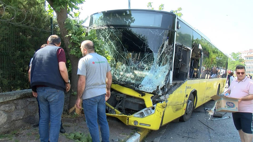 Pendik’te İETT otobüsüyle cip çarpıştı: 4 yaralı