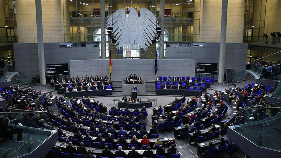 Almanya'da iş gücü göçünü kolaylaştıran yasa Meclis'ten geçti
