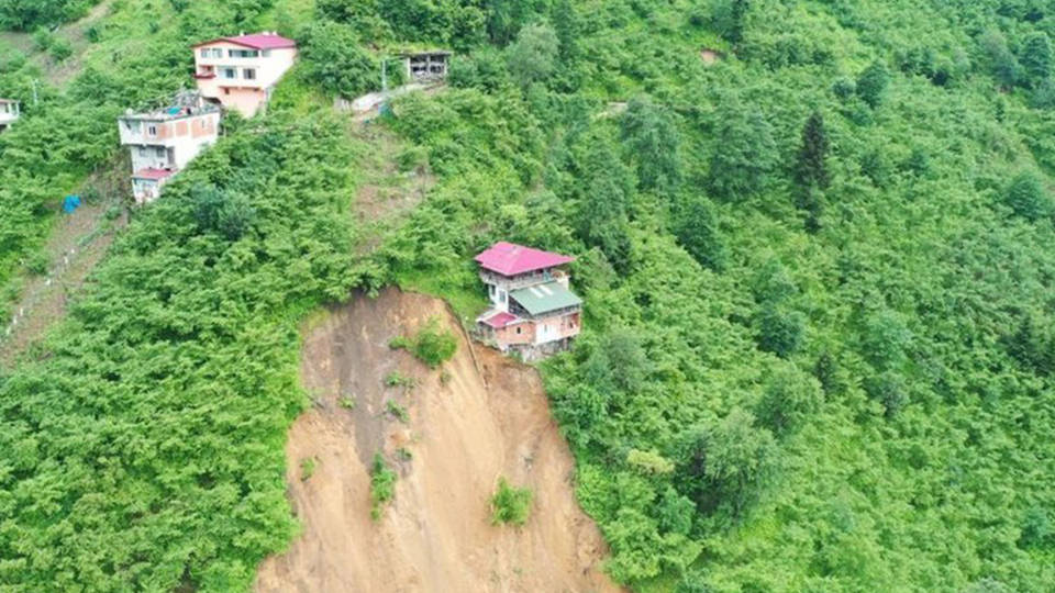 Trabzon'da heyelan: 3 ev boşaltıldı