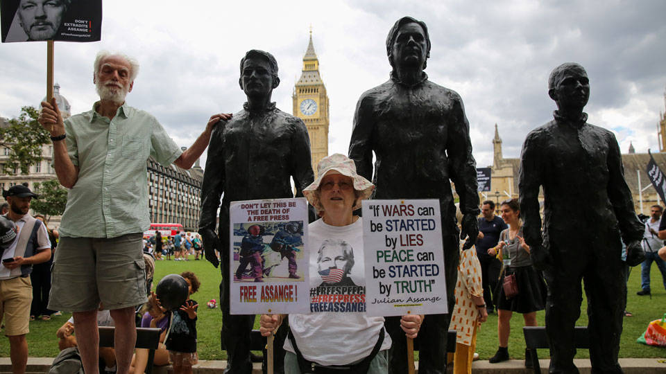 İngiltere Parlamentosu'nun önüne Assange, Manning ve Snowden heykeli dikildi