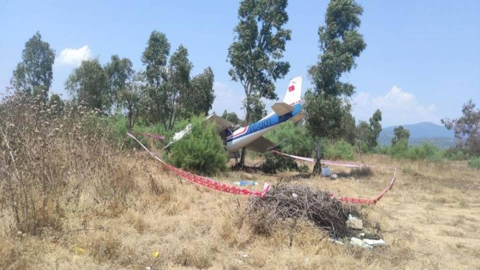 İzmir Selçuk’ta özel uçak araziye düştü
