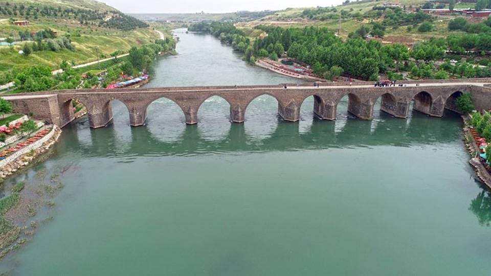 Diyarbakır'da Dicle Nehri'ne giren genç yaşamını yitirdi