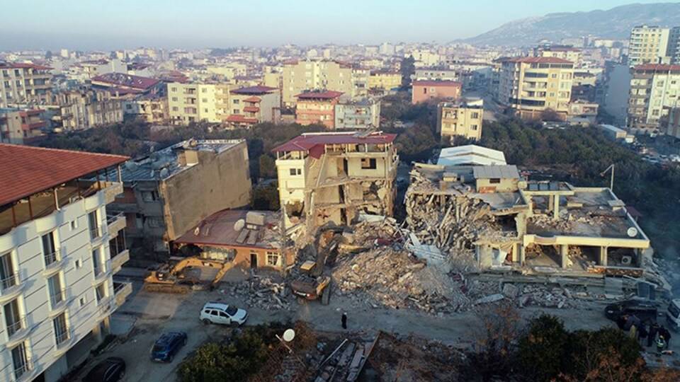 Hacettepe'den deprem raporu: Beton dayanımı el ile ufalanabilecek kadar düşük