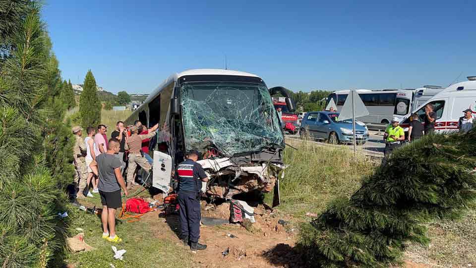 Eskişehir'de yolcu otobüsü şarampole devrildi: 41 yaralı
