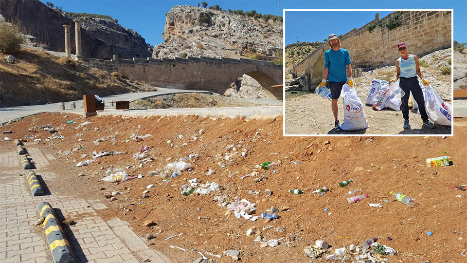 Tarihi alandaki çöpleri yine turistler temizledi