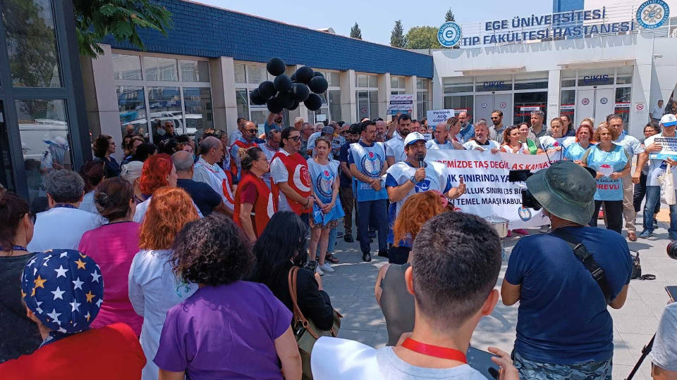 İzmir'de sağlıkçılar enflasyonu tencerede taş kaynatarak protesto etti