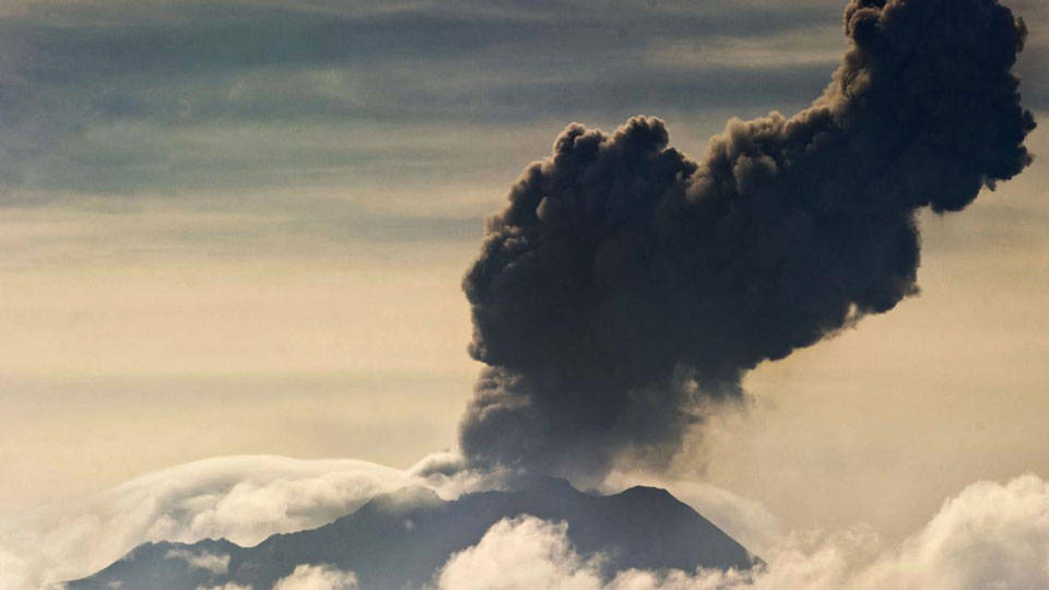 Peru'da Ubinas Yanardağı patladı, acil durum ilan edildi