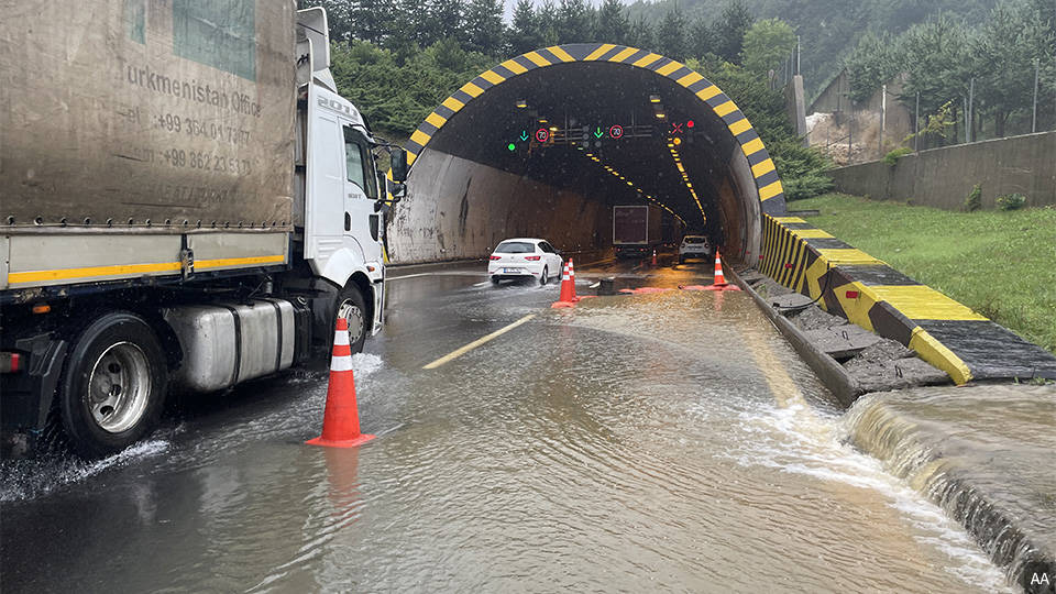 Bolu Dağı Tüneli'nin İstanbul yönü ulaşıma kapandı