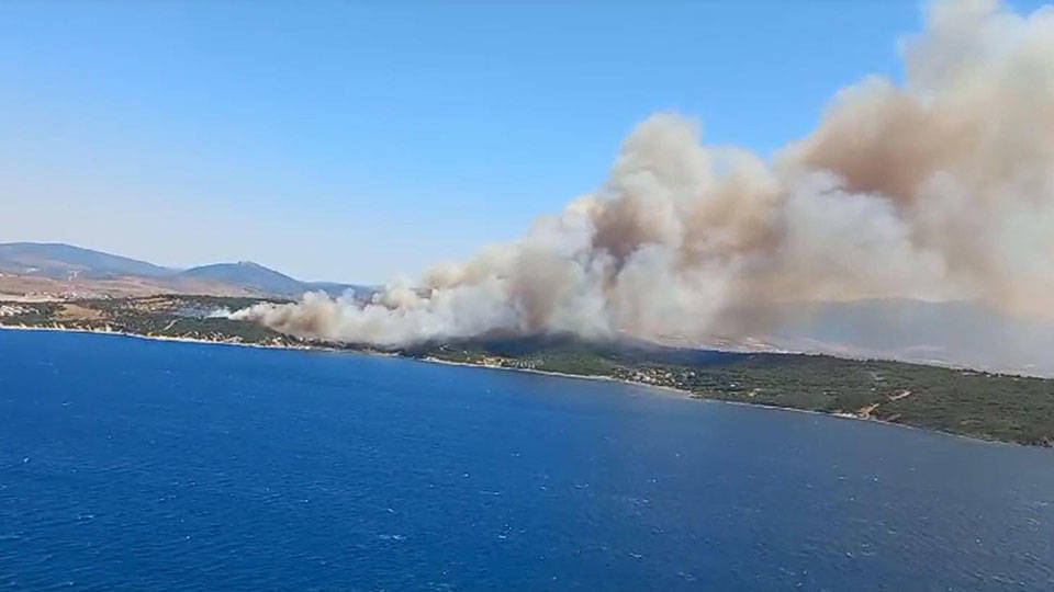 İzmir'de yarım saat arayla iki orman yangını: Söndürme çalışmaları sürüyor