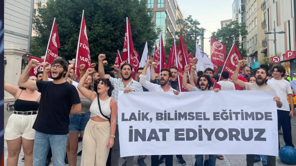 Milli Eğitim Bakanı Tekin İstanbul'da protesto edildi: Kız çocuklarını yobaz zihniyete mahkum etmeyeceğiz