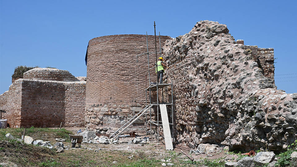 Tarihi İznik surları restorasyonundaki buluntular İznik Müze Müdürlüğü'ne teslim edildi